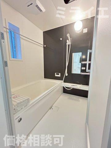 【新築戸建】札幌市南区澄川5条12丁目2棟の浴室|追焚機能はもちろん、浴室乾燥・暖房・涼風機能完備しています。窓があり換気もできます。