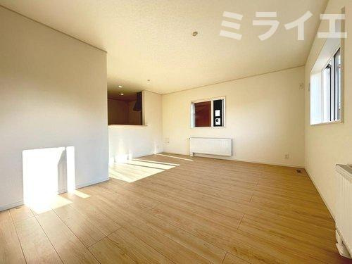 【新築戸建】札幌市南区澄川5条12丁目2棟の居間・リビング|リビングが見渡せる対面キッチンを採用。内装(壁・床・建具)は白を基調とし、明るい雰囲気となっています。