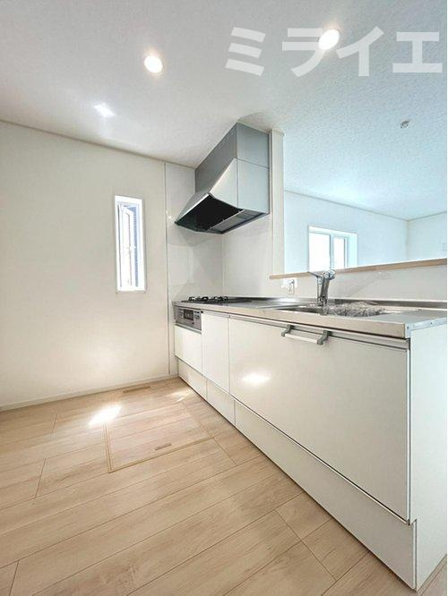 【新築戸建】札幌市南区澄川5条12丁目2棟のキッチン|広々システムキッチンは、シンク・調理部分だけではなく、小物から大きな調理器具まで収納でき、出し入れもスムーズな収納充実プランを採用。食洗器設置可能。床下収納あり。