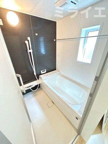 【新築戸建】札幌市南区澄川5条12丁目2棟の浴室|追焚機能はもちろん、浴室乾燥・暖房・涼風機能完備しています。窓があり換気もできます。