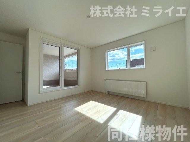 【新築戸建】札幌市南区澄川5条12丁目2棟の洋室|2階洋室にはルーフバルコニーが設置されています。