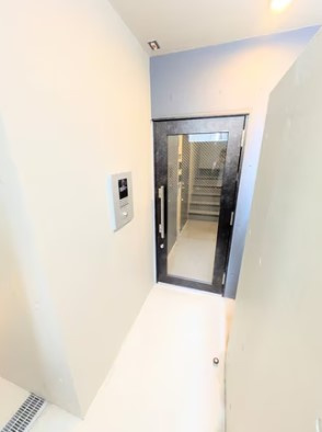 早稲田鶴巻町IMAハウスのエントランス