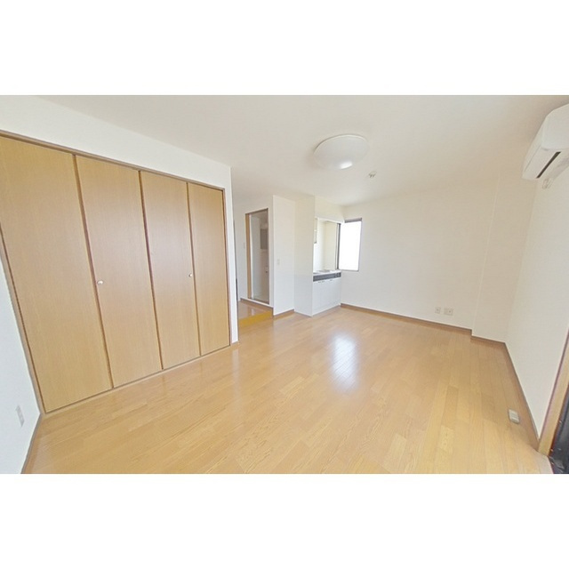 岐阜市今嶺３丁目のアパートの居間・リビング