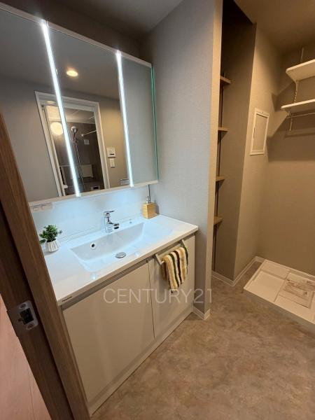 ダイアパレス前橋南町の独立洗面台|三面鏡付きの洗面台には鏡の裏に収納があり、すっきり片付けられます。
洗髪も可能な伸縮機能つきシャワーヘッドです。