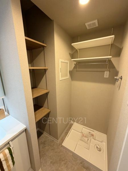 ダイアパレス前橋南町の独立洗面台|毎日の着替え・タオルなどを仕舞える便利な収納付きです。