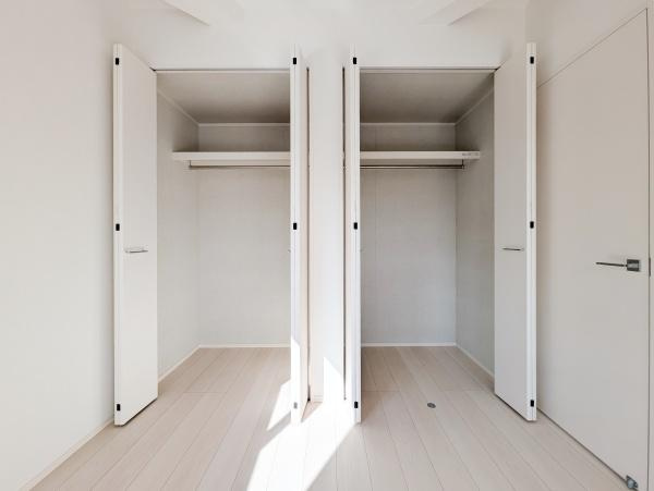 横浜市青葉区桂台２丁目の新築一戸建の洋室|二面採光の明るく、落ち着きのある洋室！
休日はこちらでおくつろぎ下さい♪