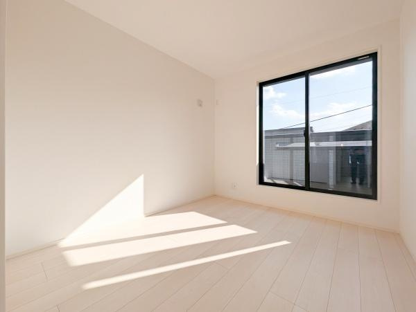 横浜市青葉区桂台２丁目の新築一戸建の洋室|窓からの光が嬉しい洋室です。
各居室収納もあり、荷物が多い方にも安心です♪