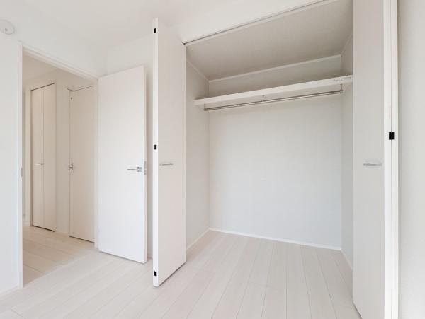 横浜市青葉区桂台２丁目の新築一戸建の洋室|小屋裏収納付きの洋室になります。
荷物が多い方にも安心です。