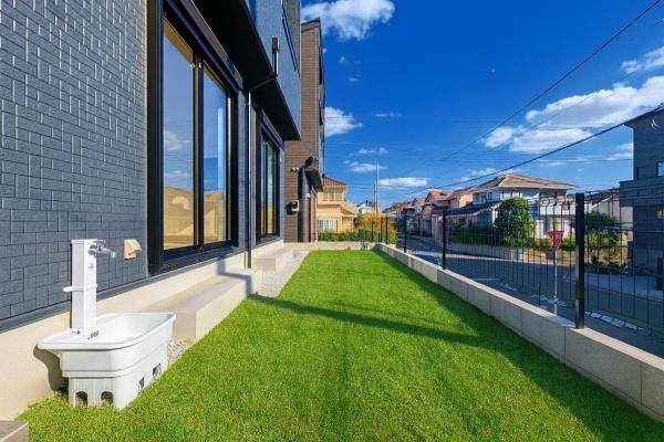 横浜市青葉区桂台２丁目の新築一戸建の洋室|各居室に収納ございますので
荷物が多い方にも安心です。