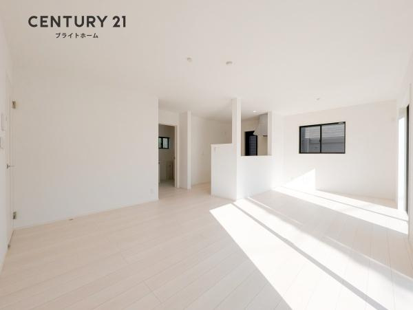 横浜市青葉区桂台２丁目の新築一戸建の居間・リビング|明るいLDK！！
陽当たり良好です。
