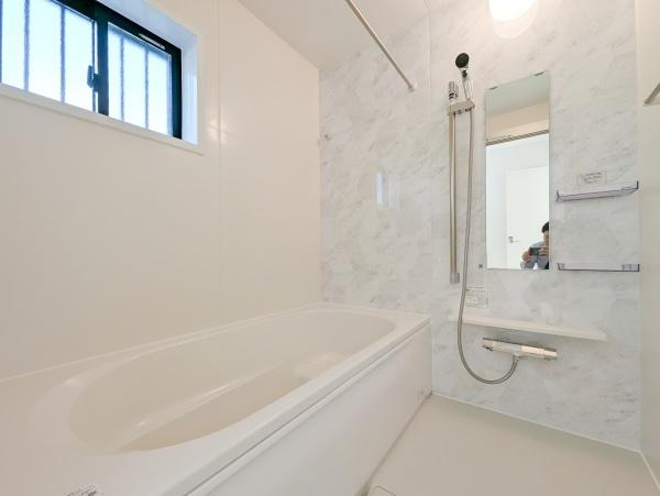 横浜市青葉区桂台２丁目の新築一戸建の浴室|広々としたバスルームで一日の疲れをいやして下さい！
もちろん、浴室乾燥機付きです！