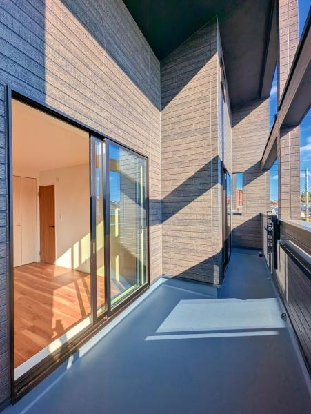 横浜市青葉区桂台２丁目の新築一戸建の洋室|各居室に収納ございますので
荷物が多い方にも安心です。