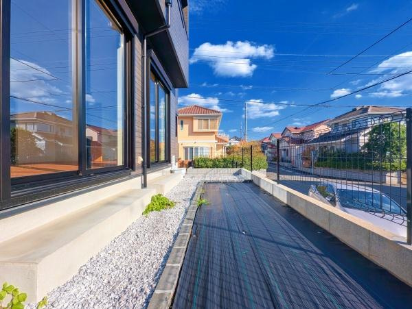 横浜市青葉区桂台２丁目の新築一戸建の収納|大きなクローゼット！
収納が多いと棚を置く必要もなく、お家の中がスッキリしますね！