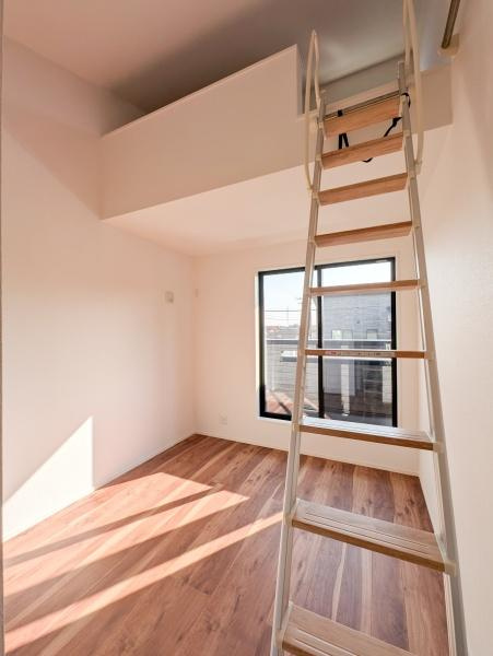 横浜市青葉区桂台２丁目の新築一戸建の洋室|収納もあり窓からは明るい光が入ります！