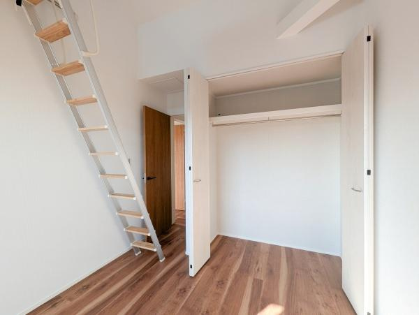 横浜市青葉区桂台２丁目の新築一戸建の洋室|二面採光の明るく、落ち着きのある洋室！
休日はこちらでおくつろぎ下さい♪