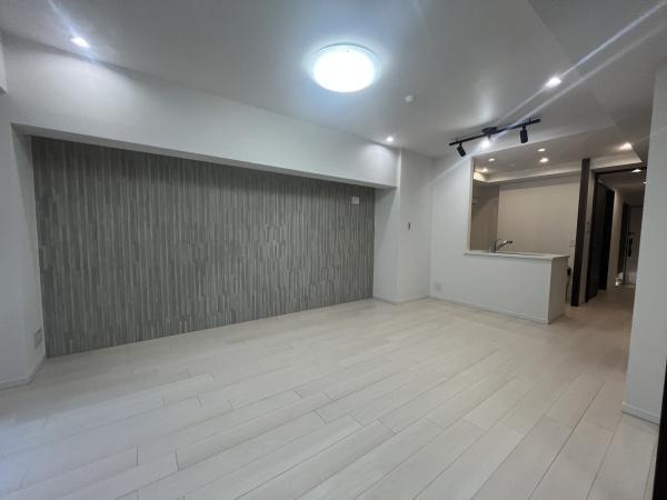 ラ・アトレレジデンス新百合ヶ丘の居間・リビング|白が基調の清潔感のあるリビング
