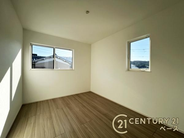 生駒市俵口町 ２号棟 ／新築一戸建の洋室|２面採光で明るいお部屋です！