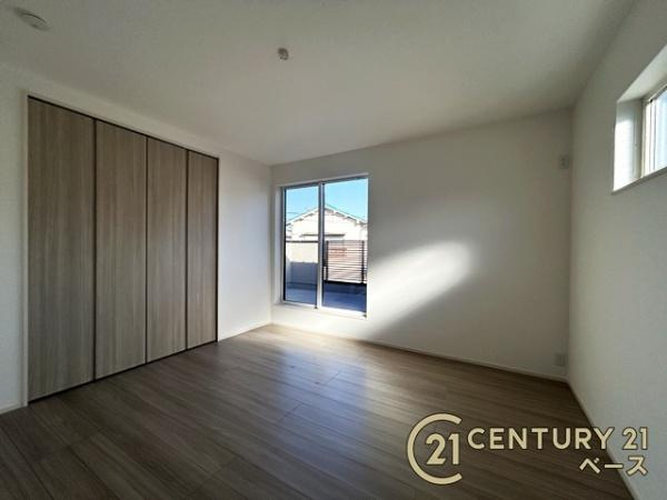 生駒市俵口町 ２号棟 ／新築一戸建の洋室|バルコニーに面した洋室となっております！