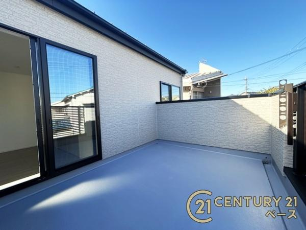 生駒市俵口町 ２号棟 ／新築一戸建のバルコニー|広々開放感あるワイドバルコニー付き！
