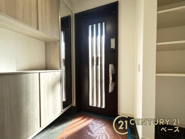 生駒市俵口町 ２号棟 ／新築一戸建の玄関|玄関には大容量シューズボックス完備！