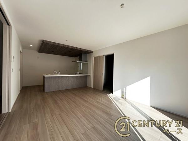 生駒市俵口町 ２号棟 ／新築一戸建の居間・リビング|大きな窓から緑と透き通る青空が感じられる解放的なリビングです！