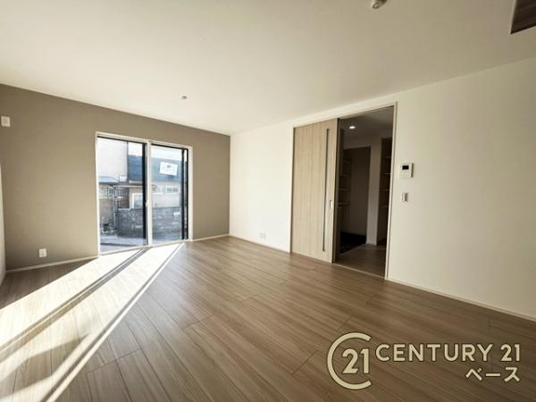 生駒市俵口町 ２号棟 ／新築一戸建の居間・リビング|ご家族でくつろいでいただける１６帖の広々としたリビング！