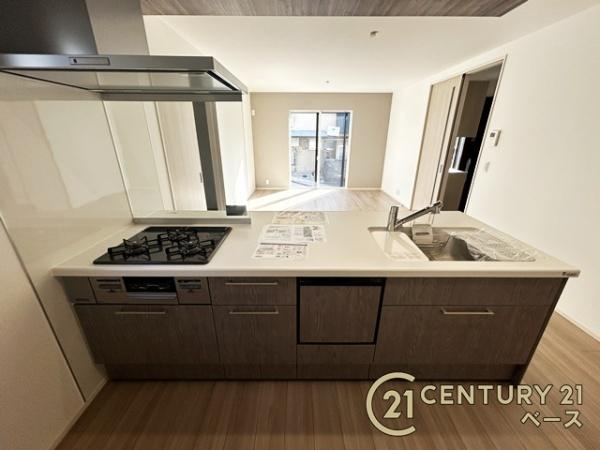 生駒市俵口町 ２号棟 ／新築一戸建のキッチン|家族とのコミュニケーションがとりやすい対面式のカウンターキッチンです。