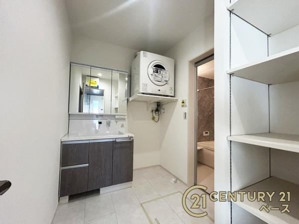 生駒市俵口町 ２号棟 ／新築一戸建の独立洗面台|三面鏡タイプのミラーキャビネット！収納スペースも豊富です！