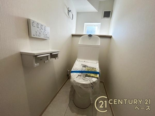 生駒市俵口町 ２号棟 ／新築一戸建のトイレ|■現地撮影写真■１・２階ともに清潔感ある綺麗なお手洗を完備！