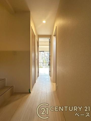 磯城郡田原本町八尾 ／新築一戸建の内装|■現地撮影写真■こちらは玄関から見た廊下部分です！