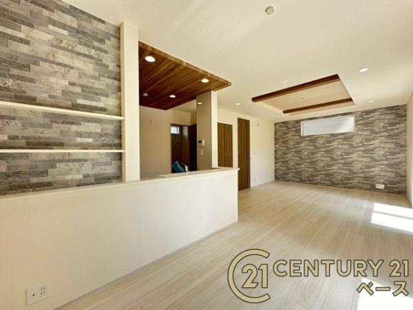 磯城郡田原本町八尾 ／新築一戸建の居間・リビング|■現地撮影写真■ご家族でくつろいでいただける１８帖の広々としたリビング！