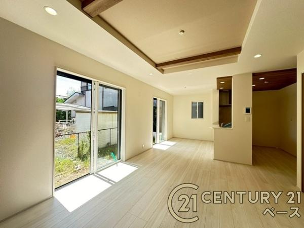 磯城郡田原本町八尾 ／新築一戸建の居間・リビング|■現地撮影写真■窓ガラスは紫外線７６％カットで安心のLOW-Eペアガラスを採用！結露防止にも効果的です！