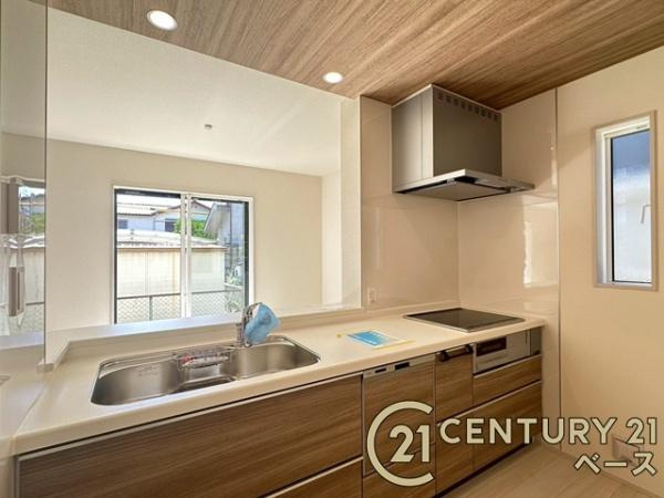 磯城郡田原本町八尾 ／新築一戸建のキッチン|■現地撮影写真■収納力と使いやすさを追求したシステムキッチンです！食洗機付きで毎日の洗い物も楽々！