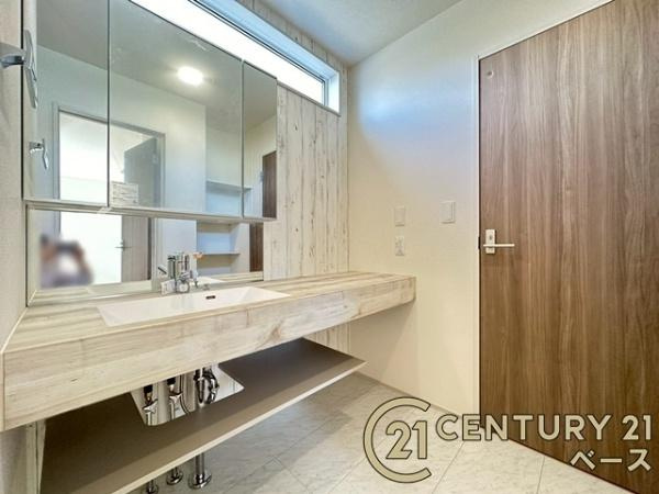 磯城郡田原本町八尾 ／新築一戸建の独立洗面台|■現地撮影写真■おしゃれで広々とした洗面化粧台です！