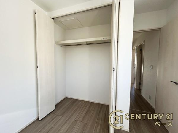 生駒市俵口町 １号棟 ／新築一戸建の収納|冬物のコートや季節のものなどたくさんしまえる広さ！
