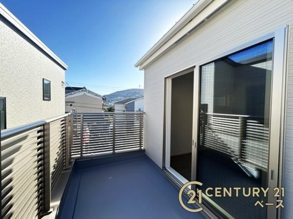 生駒市俵口町 １号棟 ／新築一戸建のバルコニー|広々開放感あるワイドバルコニー付き！
