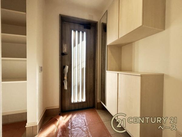 生駒市俵口町 １号棟 ／新築一戸建の玄関|玄関には大容量シューズボックス完備！