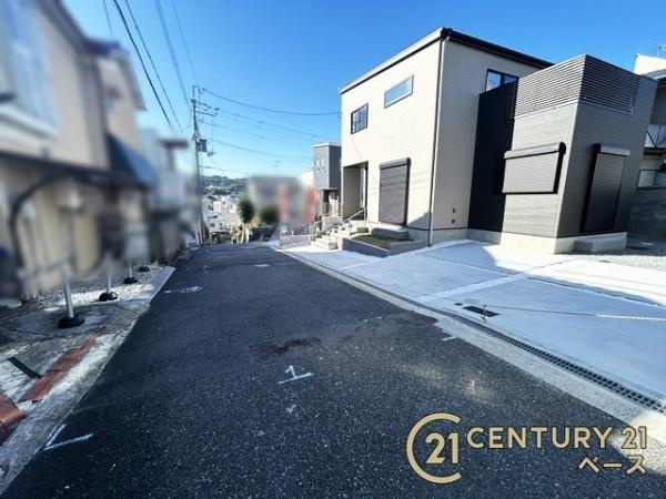 生駒市俵口町 １号棟 ／新築一戸建の前面道路含む現地写真|広々とした前面道路でお車の運転もスムーズ！