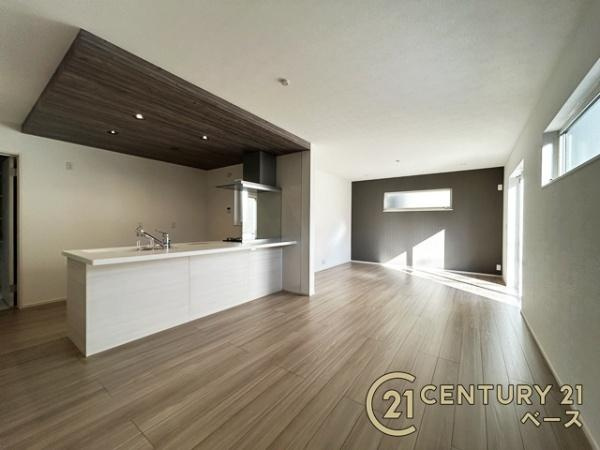 生駒市俵口町 １号棟 ／新築一戸建の居間・リビング|大きな窓から緑と透き通る青空が感じられる解放的なリビングです！