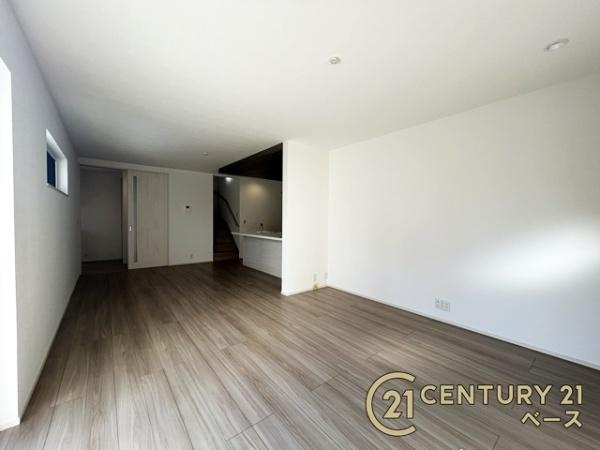 生駒市俵口町 １号棟 ／新築一戸建の居間・リビング|ご家族でくつろいでいただける２０帖の広々としたリビング！