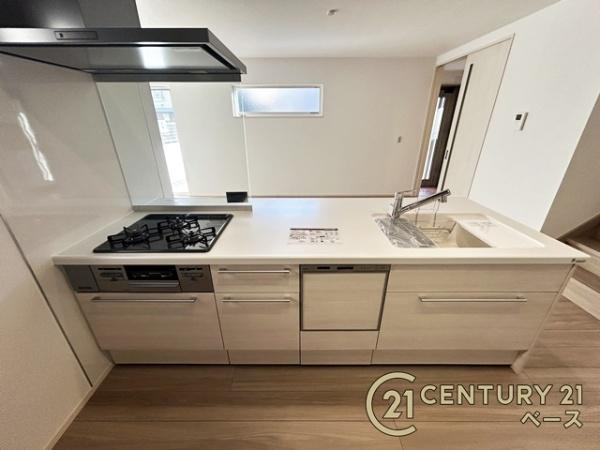 生駒市俵口町 １号棟 ／新築一戸建のキッチン|家族とのコミュニケーションがとりやすい対面式のカウンターキッチンです。