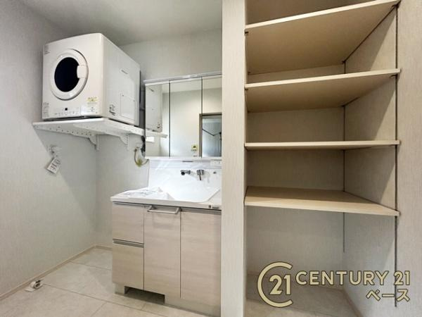 生駒市俵口町 １号棟 ／新築一戸建の独立洗面台|三面鏡タイプのミラーキャビネット！収納スペースも豊富です！