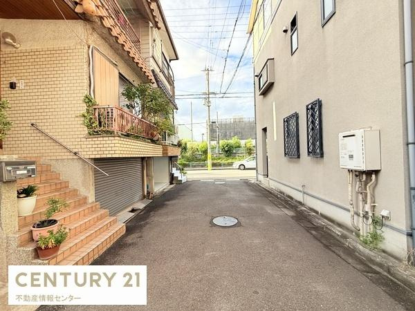 【前面道路含む現地写真】 | 三津屋北２丁目　建築条件付宅地　 | ※モデルハウスのお写真です。
建築参考プラン（間取り図面参照）
　延床面積：８１.７８平米
　間取り：３ＬＤＫ
　価格：２０８０万円
