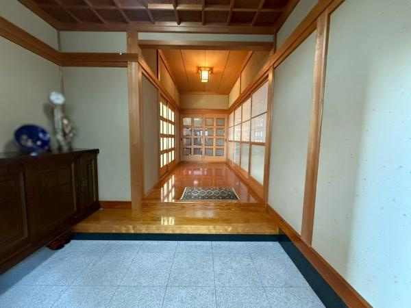 橋本市胡麻生　中古戸建の玄関