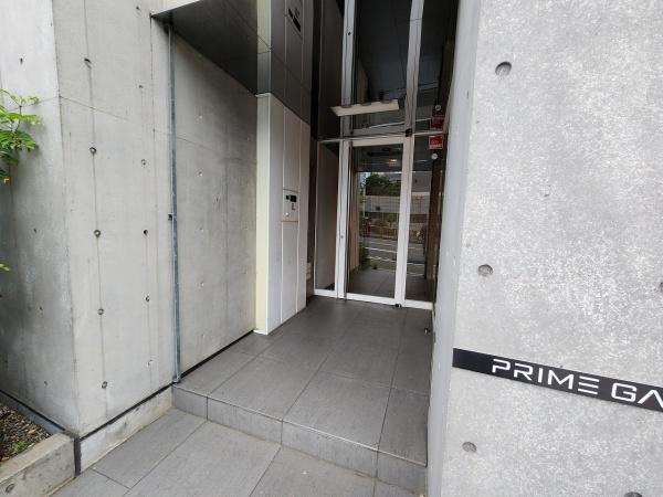 プライムガーデン駒沢大学のエントランス