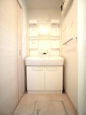 【洗面所】 | アスカＤ | 洗髪洗面化粧台と洗濯機置き場があります♪