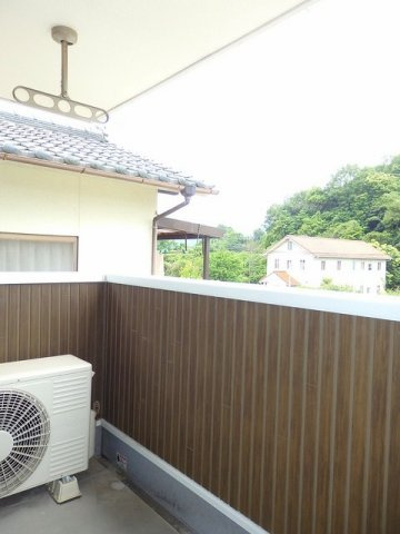 サニーブリーズ物見東　Ａのバルコニー|外からの目が気にならないバルコニーで洗濯物が干せます