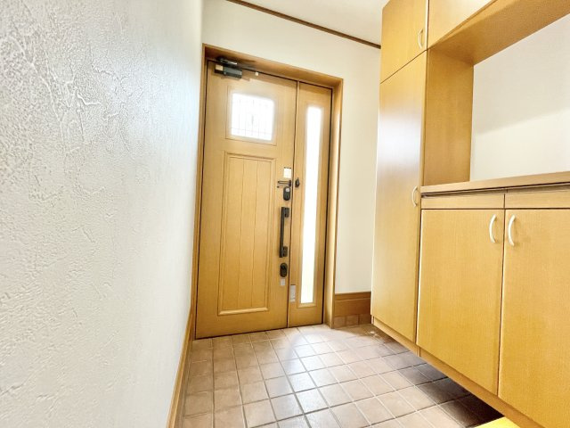 枚方市宮之阪4丁目　中古一戸建ての玄関|明るい玄関です