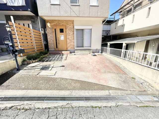 枚方市宮之阪4丁目　中古一戸建ての駐車場|駐車場があるので、車を買う予定の方も安心です