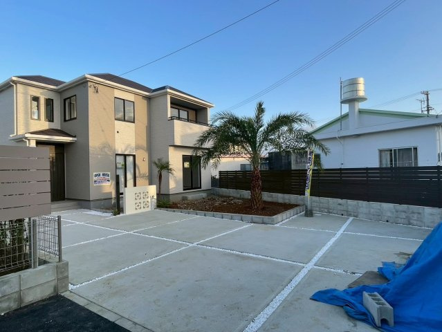 うるま市与那城82　3区画A号棟　新築戸建ての前面道路含む現地写真